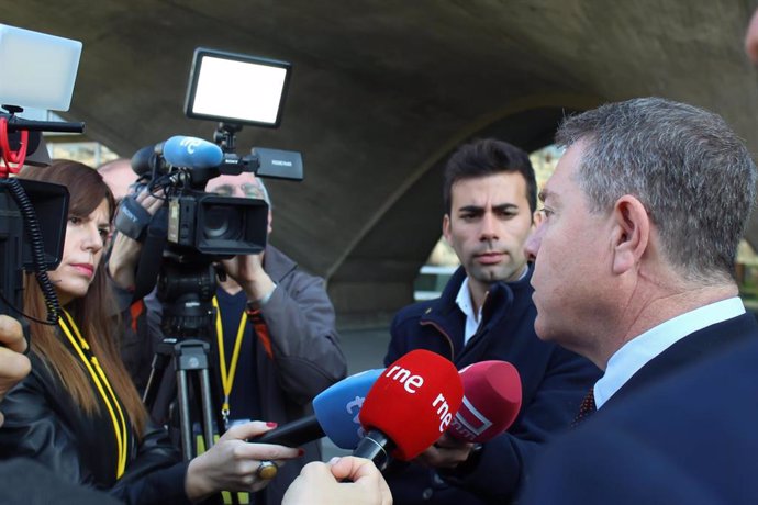 Emiliano García-Page responde a los medios de comunicación tras la reunión con el embajador de España en la Unesco, en París.
