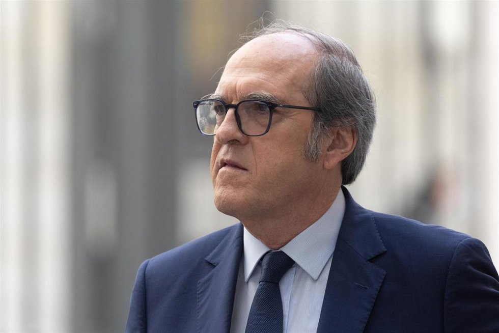 El Defensor del Pueblo, Ángel Gabilondo, a su llegada para hacer entrega del Informe anual 2023 del Defensor del Pueblo, en el Salón de Pasos Perdidos, a 22 de marzo de 2024, en Madrid (España). El Defensor del Pueblo ha entregado el Informe Anual de 20