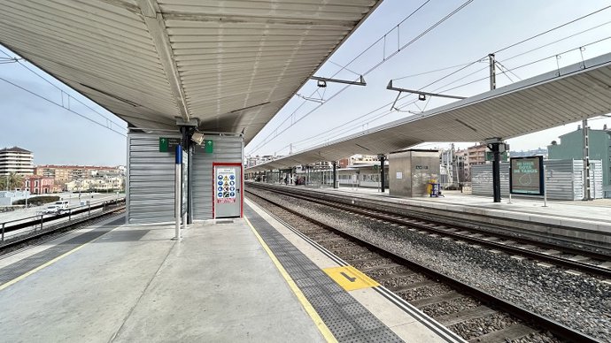 Se instalarán nuevos ascensores actristalados entre el vestíbulo de viajeros y los andenes de ancho convencional.