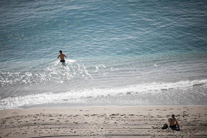 Archivo - Varias personas en la Playa del Zapillo de Almería. 