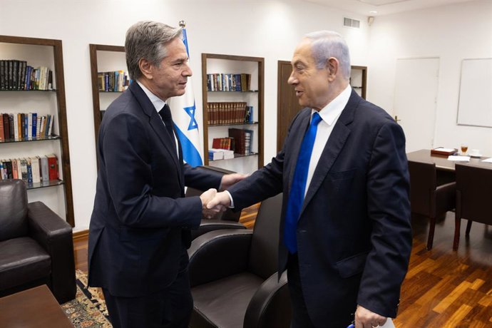 Archivo - January 9, 2024, Tel Aviv, Israel: U.S. Secretary of State ANTONY BLINKEN, left, meets with Israeli Prime Minister BENJAMIN NETANYAHU, right, in Tel Aviv, Israel. Blinken discussed in Tel Aviv on Tuesday with Israeli officials the ongoing Isra