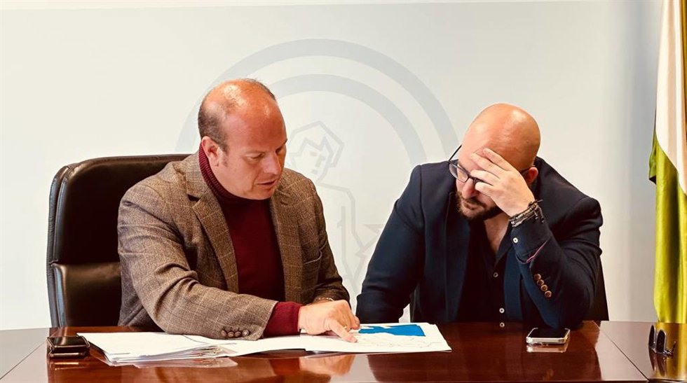 El delegado territorial de Sostenibilidad, Medio Ambiente y Economía Azul de la Junta de Andalucía en la provincia de Cádiz, Óscar Curtido, y el alcalde de El Puerto de Santa María, Germán Beardo, en una reunión en la Delegación de Cádiz.