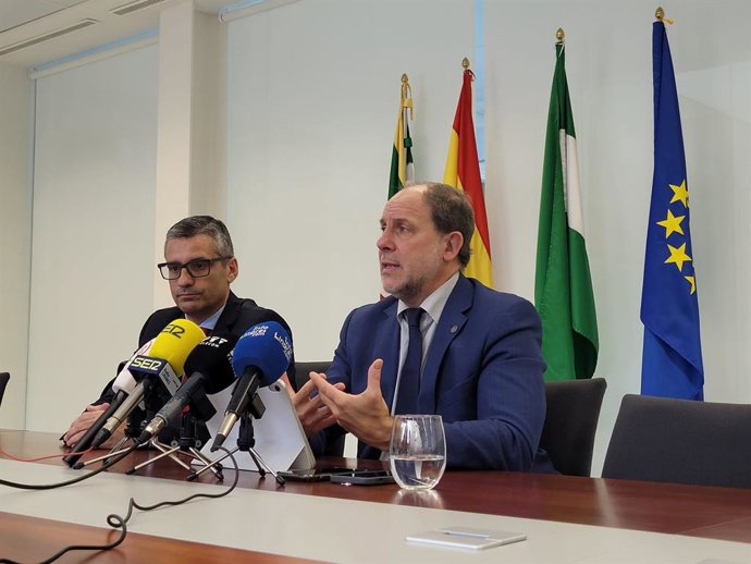 Intervención del rector de la UJA, Nicolás Ruiz, acompañado por el director de la EPS de Linares, Manuel Valverde