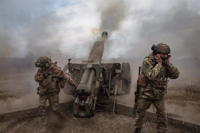 Archivo - March 21, 2023, Bakhmut, Donetsk Region, Ukraine: Artillerymen from the 24th assault battalion 'Aidar' fire a 122mm howitzer D-30 into Russian positions near Bakhmut, as Ukrainian forces hold positions amid attacks.