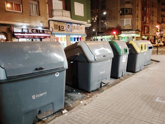 Contenedores de basura que no están adaptados a personas con movilidad reducida, según Zaragoza en Común
