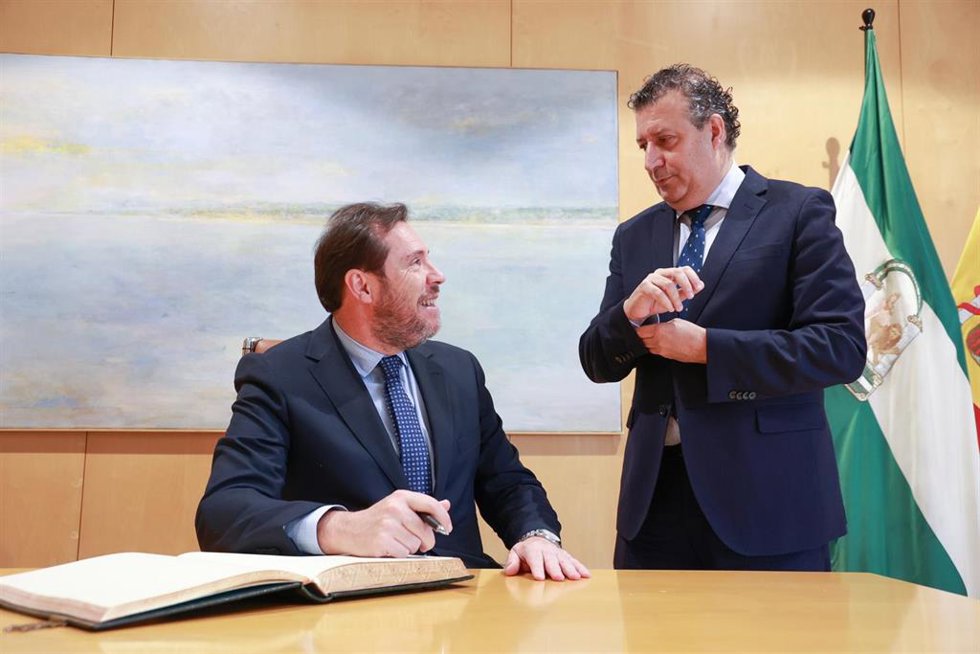 El ministro Óscar Puente junto al presidente de la Diputación de Sevilla, Javier Fernández 