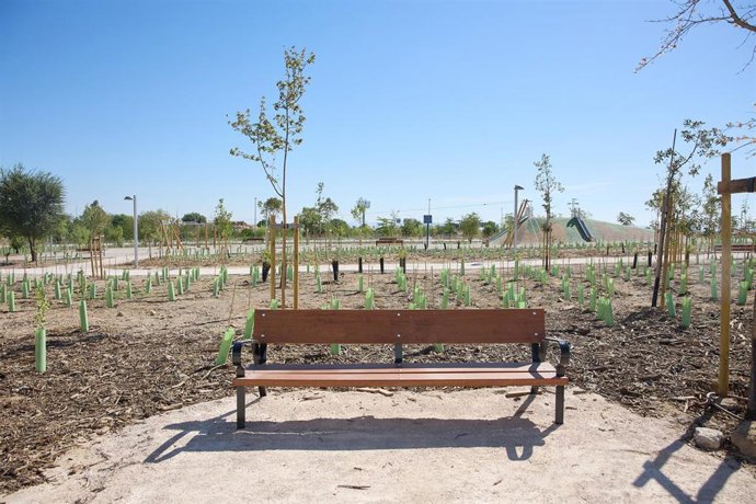 Archivo - Un banco en el parque semiforestal en San Blas-Canillejas, en el barrio de Las Rosas, a 19 de agosto de 2023, en Madrid (España). El Área de Urbanismo, Medio Ambiente y Movilidad finaliza las obras de creación de esta nueva zona verde de seis 