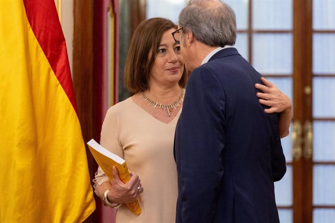 El Defensor del Pueblo, Ángel Gabilondo, ha entregado el Informe Anual de 2023 a la presidenta del Congreso, Francina Armengol.