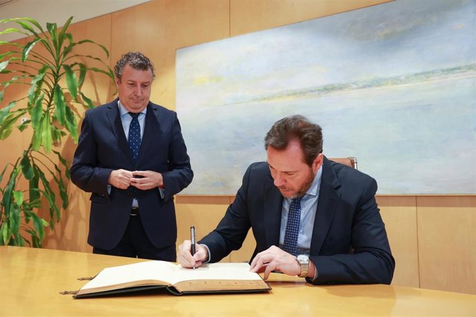 El ministro Óscar Puente (d) junto al presidente de la Diputación de Sevilla, Javier Fernández (i) firma en el libro de honor de la Diputación de Sevilla