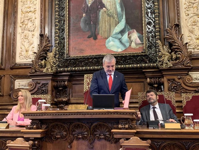 El alcalde de Barcelona, Jaume Collboni, en el pleno de marzo.