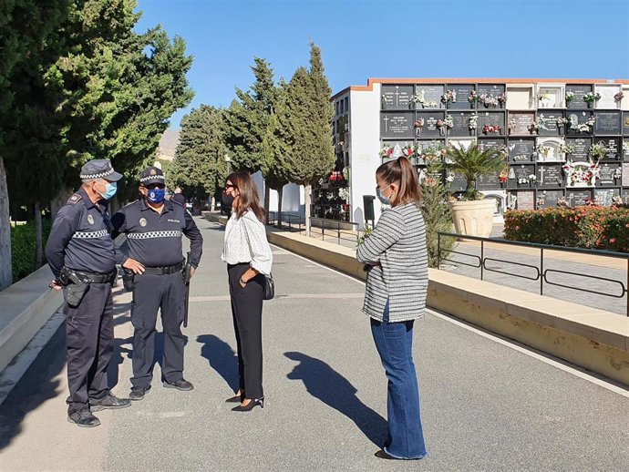 Archivo - La portavoz del Ayuntamiento de Almería, Sacramento Sánchez, en el cementerio municipal en una imagen de archivo