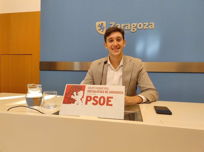 El concejal del PSOE en el Ayuntamiento de Zaragoza, Guillermo Ortiz, en la sala de prensa