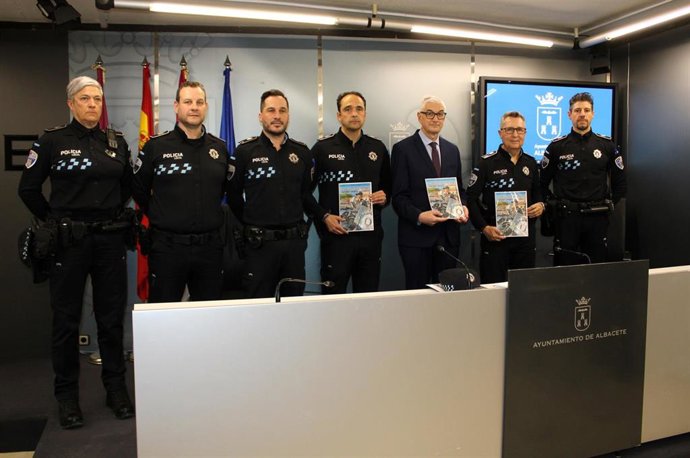 El concejal de Seguridad, Alberto Reina, y policías locales de Albacete