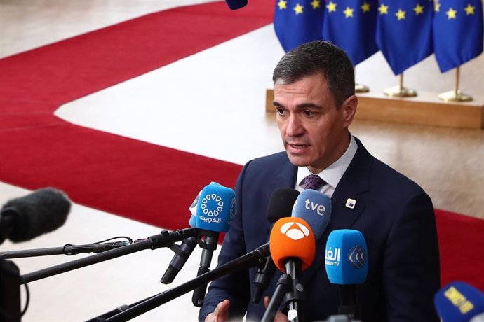 El presidente del Gobierno, Pedro Sánchez, atiende a medios a su llegada al Consejo Europeo, a 21 de marzo de 2024, en Bruselas (Bélgica). Los líderes de la Unión Europea se han reunido hoy en Bruselas para que Europa aumente su gasto en defensa, así como