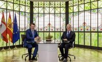 Mañueco se reúne con el expresidente colombiano Álvaro Uribe en la Casa Lis de Salamanca