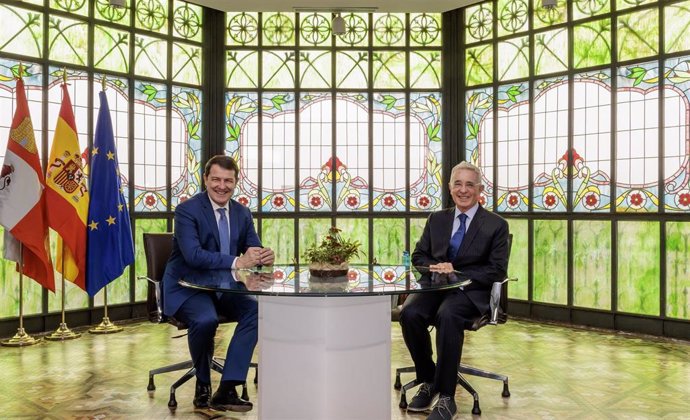 El presidente de la Junta de Castilla y León, Alfonso Fernández Mañueco (i), y el expresidente de Colombia Álvaro Uribe (d), en la Casa Lis de Salamanca