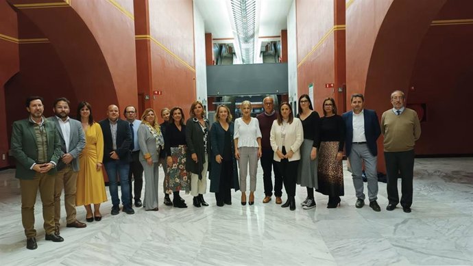 Foto de familia de la consejera de Desarrollo Educativo y Formación Profesional, Patricia del Pozo, con los miembros de las organizaciones patronales del sector de las Escuelas Infantiles.