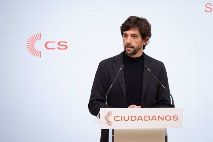 Archivo - El secretario general de Ciudadanos, Adrián Vázquez, ofrece una rueda de prensa.