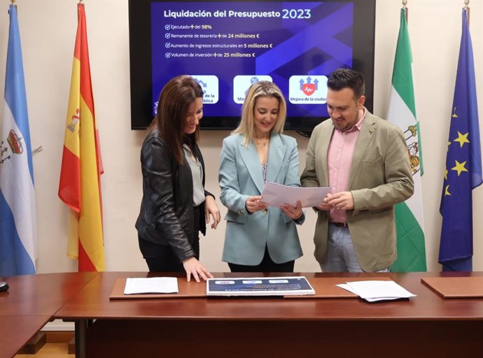 La delegada de Hacienda y teniente alcalde, Ángeles Ballester (i), la alcaldesa Ana Isabel Jiménez (c) y el teniente alcalde, Christopher Rivas (d).