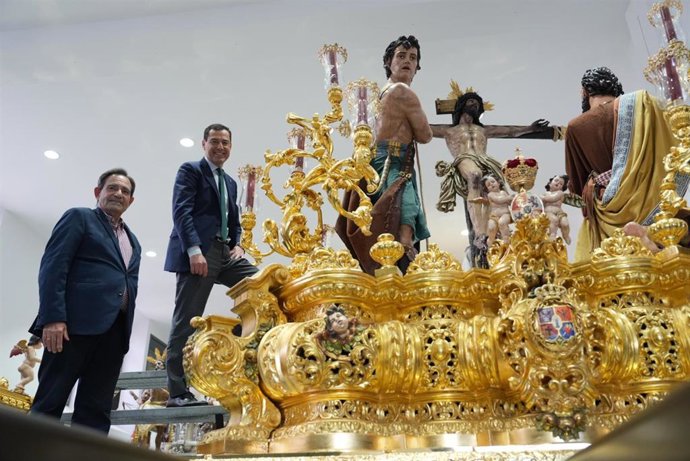 El presidente de la Junta de Andalucía, Juanma Moreno, visita las Reales Cofradías Fusionadas de Málaga.