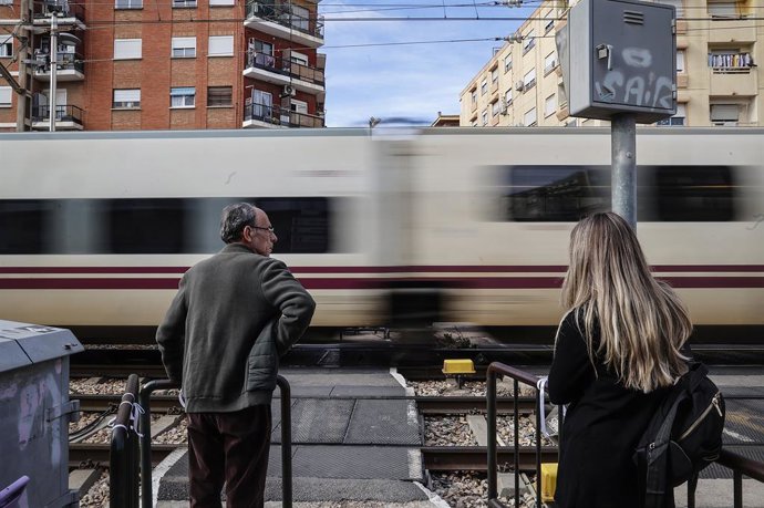 Archivo - Arxiu - Un tren creua el pas a nivell d'Alfafar, en una imatge d'arxiu