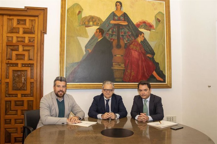 El presidente de la Diputación de Córdoba, Salvador Fuentes (centro), en la firma con el Ayuntamiento de Palenciana.