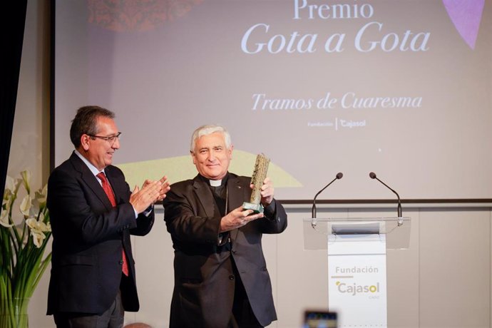 El obispo de Cádiz, Rafael Zornoza, recogiendo el premio 'Gota a Gota de Pasión' de la Fundación Cajasol de la mano de su presidente Antonio Pulido.