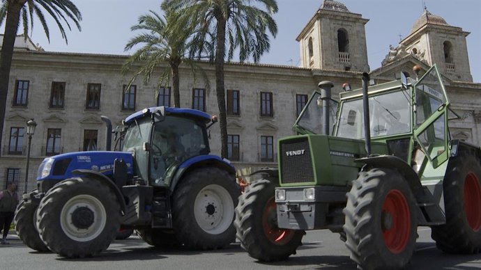 Tractorada enfront de la Delegació del Govern a Valncia, procedent de Meliana