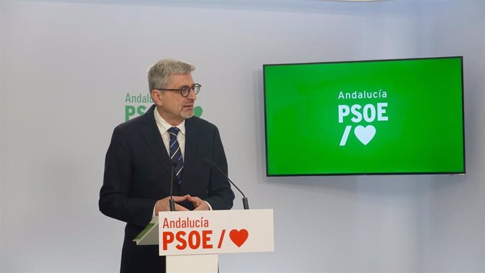 El portavoz adjunto y secretario de Comunicación Política del PSOE-A, Josele Aguilar, en rueda de prensa. (Foto de archivo).