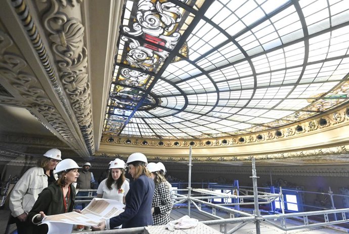 L'alcaldessa de València, María José Catalá, visita els treballs de restauració i rehabilitació de l'Hemicicle municipal