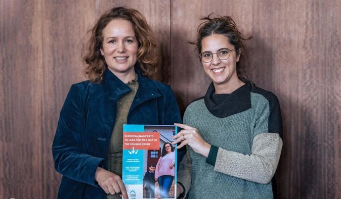 La directora general de Vivienda, Maite Arrondo, con la secretaria general del programa Housing Europe, Sorcha Edwards