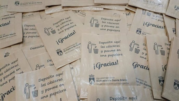 Bolsas para cáscaras que repartirá el Ayuntamiento de El Puerto en Semana Santa.