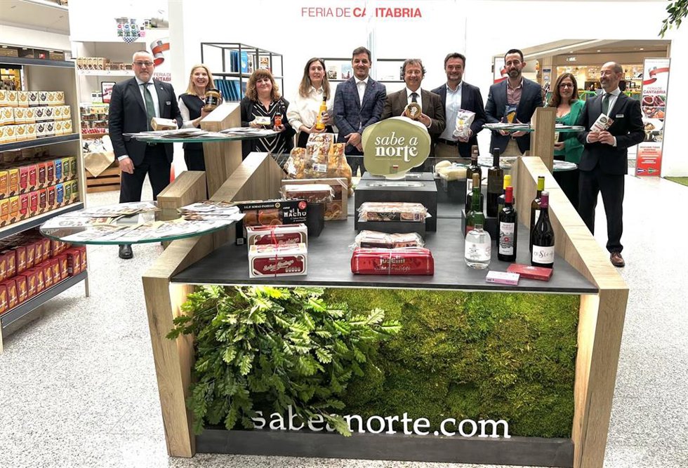 El consejero de Alimentación, Pablo Palencia, visita la Feria de Cantabria en El Corté Inglés