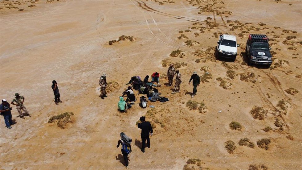 Archivo - Miembros de las patrullas del desierto con algunos migrantes en la zona de Basher, en la frontera entre Libia y Túnez