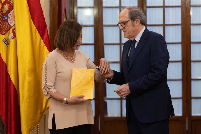 El Defensor del Poble, Ángel Gabilondo, ha lliurat l'Informe Anual del 2023 a la presidenta del Congrés, Francina Armengol, al Saló de Passos Perduts, a 22 de mar de 2024, a Madrid (Espanya).