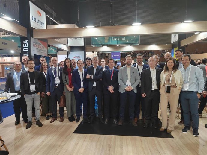 El consejero Irujo junto a representantes del sector eólico navarro durante el WindEurope