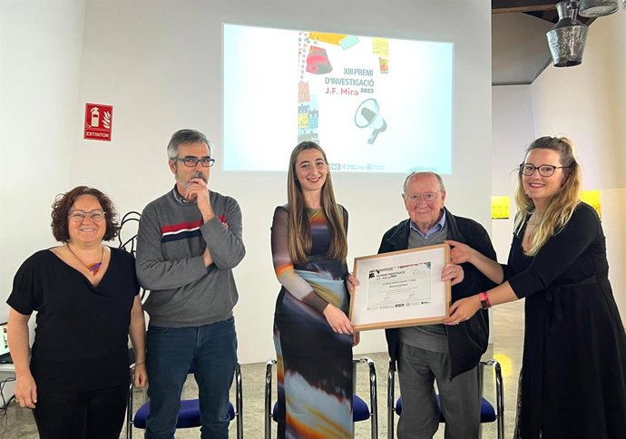 María García rep el Premi Joan Francesc Mira per la seua investigació sobre les dones en el Carnestoltes de Águilas