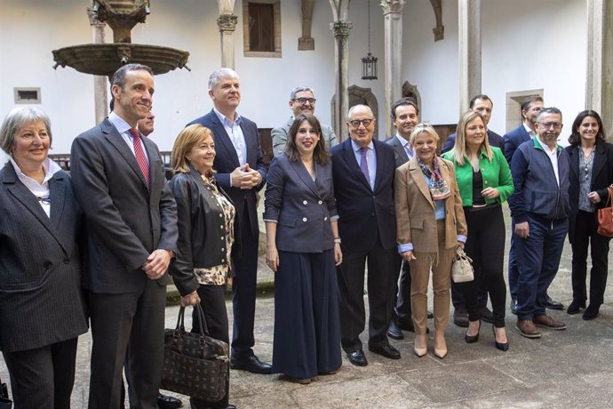 A conselleira de Economía, Industria e Innovación en funcións, María Jesús Lorenzana, mantén un encontro co Foro Económico de Galicia.