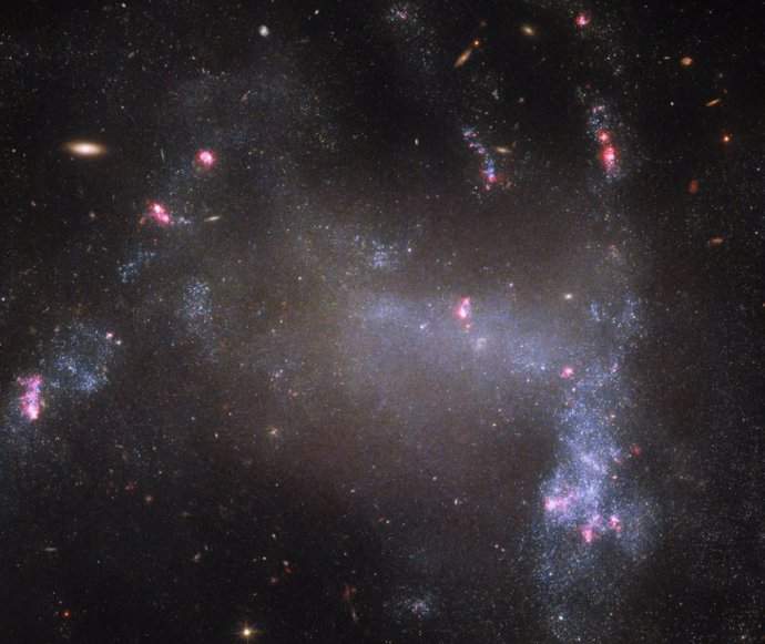 Esta imagen del Telescopio Espacial Hubble de NASA/ESA muestra la galaxia irregular UGC 5829.