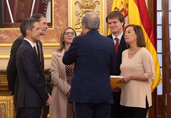 El Defensor del Pueblo, Ángel Gabilondo (3d), ha entregado el Informe Anual de 2023 a la presidenta del Congreso, Francina Armengol (d), en el Salón de Pasos Perdidos, a 22 de marzo de 2024, en Madrid (España).