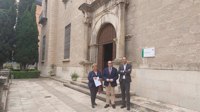 El director del Museo Provincial de Jaén, Carlos Javier Fernández (i), junto a Francisca Hornos y José Ayala.