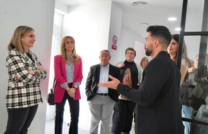 La consejera de Política Social, Familias e Igualdad, Conchita Ruiz, durante su visita a la nueva vivienda tutelada para personas con problemas de salud mental