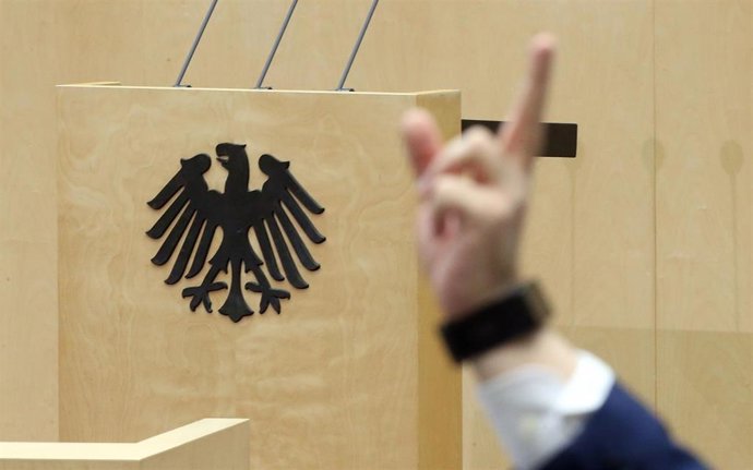 Archivo - FILED - 25 November 2022, Berlin: A member take part in a voting during a session of the German Bundesrat. Photo: Wolfgang Kumm/dpa