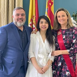 La edil de Turismo, Innovación e Inversiones en Valncia, Paula Llobet (d), junto a los dos afectados por el incendio de Campanar que se han casado el día en el que se cumple un mes del suceso.