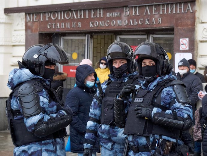 Archivo - Arxiu - January 31, 2021, Moscow, Russia: National Guard stand alert near the metre exit at Komsomolskaya Square..Habite than five thousand people were detained during the rallies held in various cities of Russia in support of the opposition lea