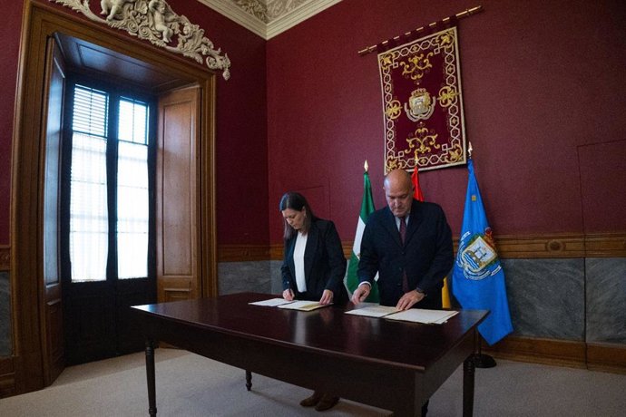 La alcaldesa de San Fernando (Cádiz), Patricia Cavada, y el presidente del Consejo Local de Hermandades y Cofradías, Manuel Antonio García López, firmando un convenio de colaboración.