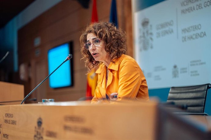 La vicepresidenta primera del Gobierno y ministra de Hacienda, María Jesús Montero, durante una rueda de prensa para presentar el avance del cierre de la ejecución presupuestaria del conjunto de las Administraciones Públicas del ejercicio 2023, en el Mi