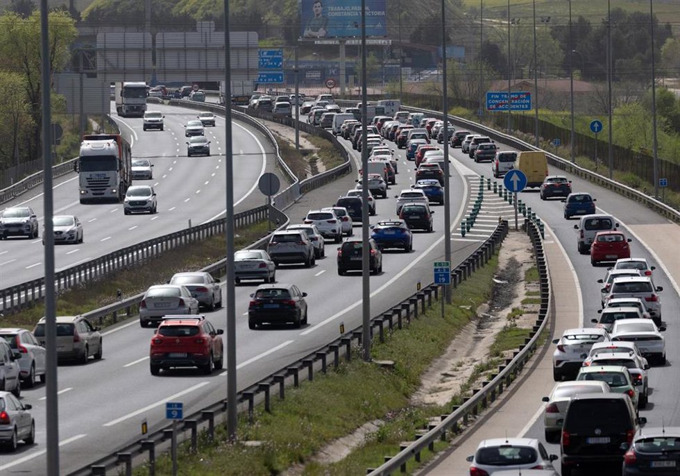 Vehículos circulan por la la A5 durante el comienzo de la operación salida de las vacaciones de Semana Santa 2024, a 22 de marzo de 2024, en Madrid (España).