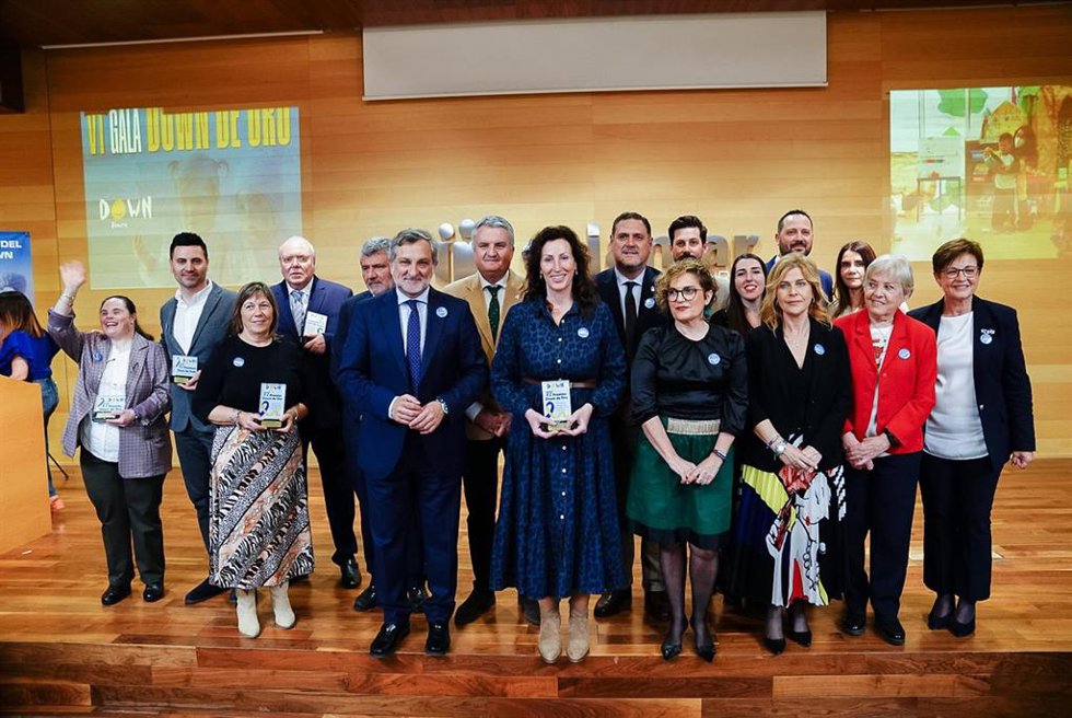 Foto de familia de los premiados en la Gala de Asalsido.