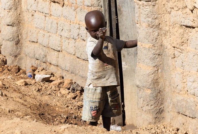 Archivo - Illustration picture shows child who holds a razor blade in hand during a visit to Katanga village near Lubumbashi, during an official visit of the Belgian Royal couple to the Democratic Republic of Congo, Saturday 11 June 2022. The Belgian King
